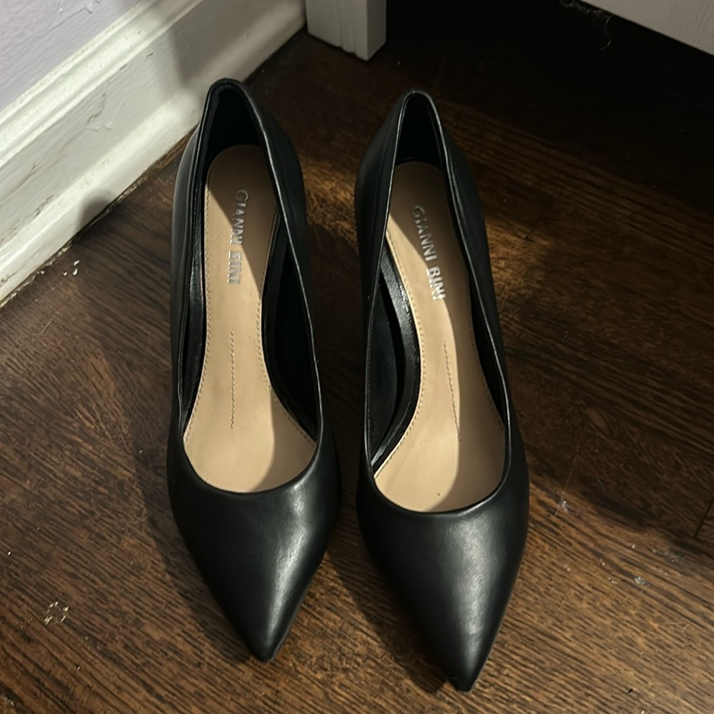 Gianni Bini black court shoes